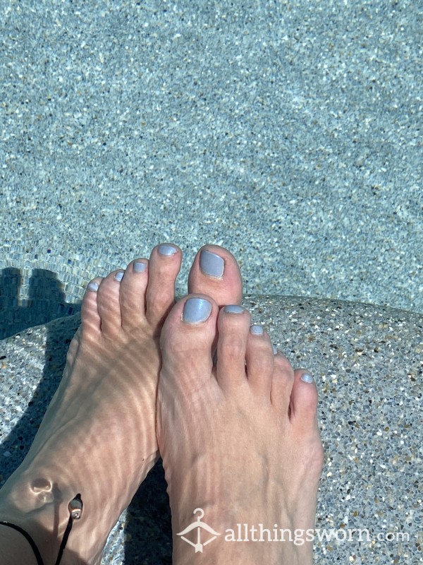 10 Pics Of My Fresh Pedicure Enjoying The P**l!!