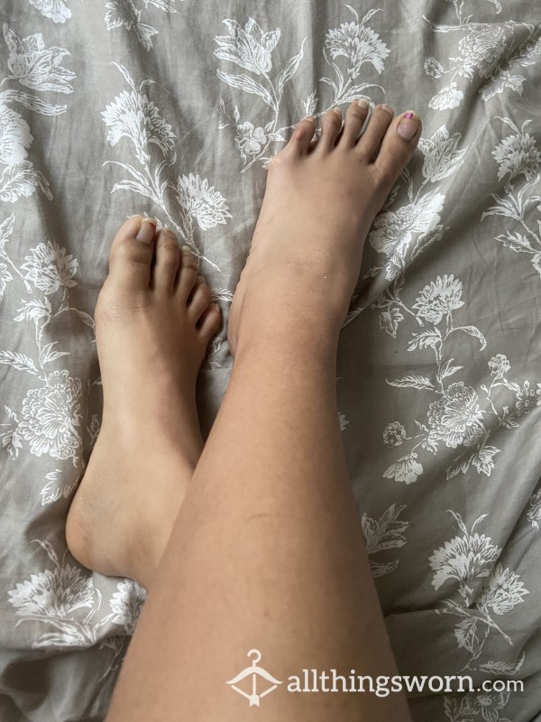 5 S**y/cute Feet Photos