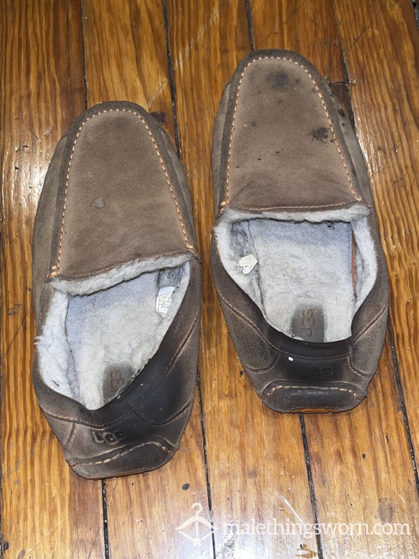 9.5 MENS UGG MOCCASINS (heavily Worn)