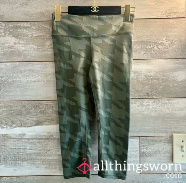 Alo Houndstooth Print Capri Leggings