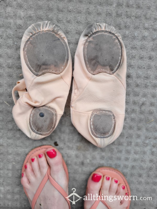 Another Pair Of My Used Ballet Flats - Une Autre Paire De Mes Chaussons De Ballet Usagés