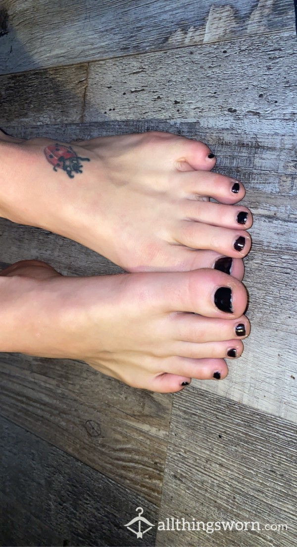 BARE TOES AND CUTE Pu**y