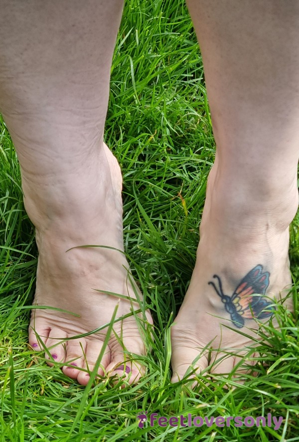 Barefeet Outside 🦶🏻🌿