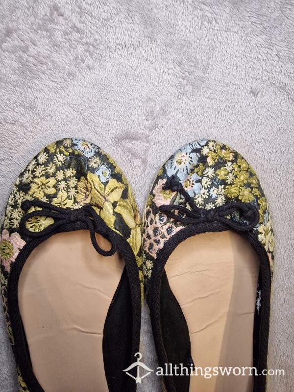 Beautiful Worn Flor*l Pattern Flats