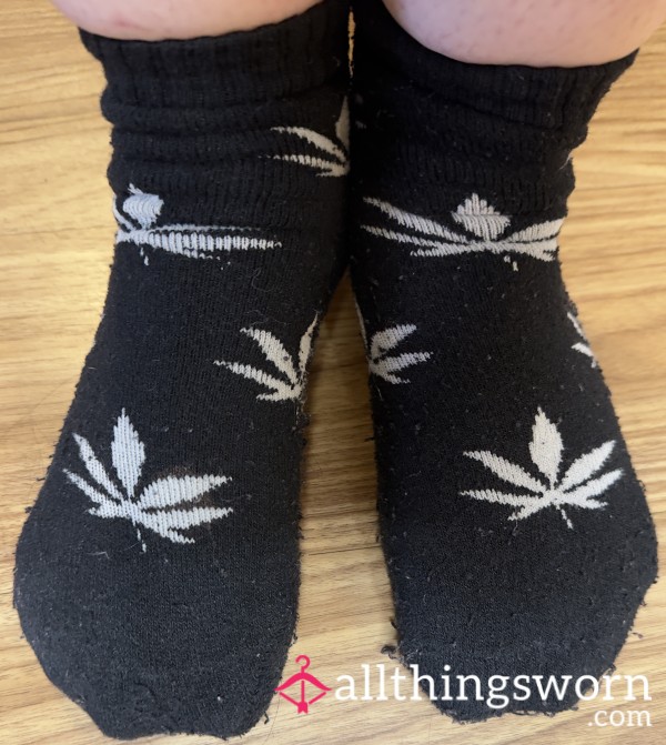 Black Cannabis Leaf Ankle Socks