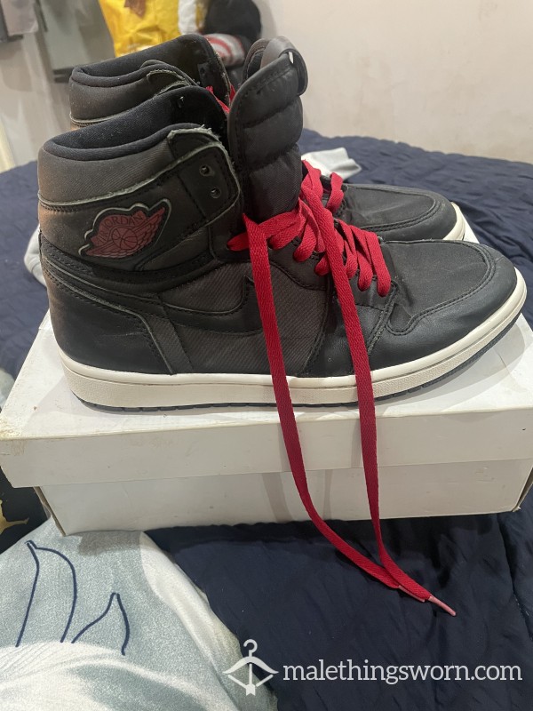 Black Jordan 1s Very Worn Can Be Worn More