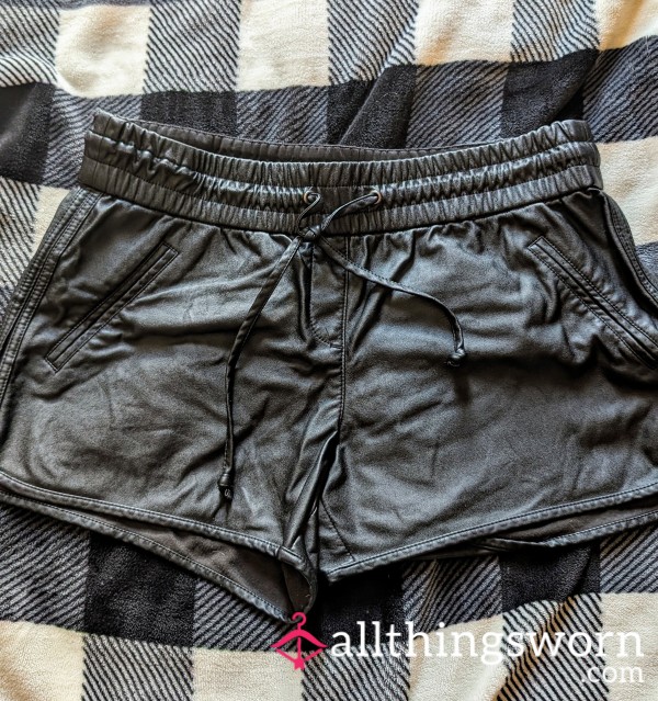 😈🖤Black Pleather Shorts🖤😈 Size Medium!!