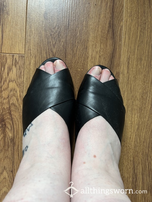 🖤 Black Slip On Open Toed Shoes 🖤