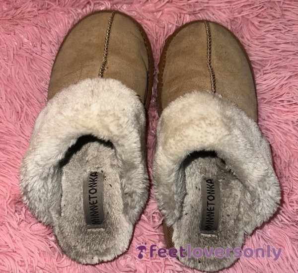 ***SOLD***Crunchy Minnetonka Slippers 🙈