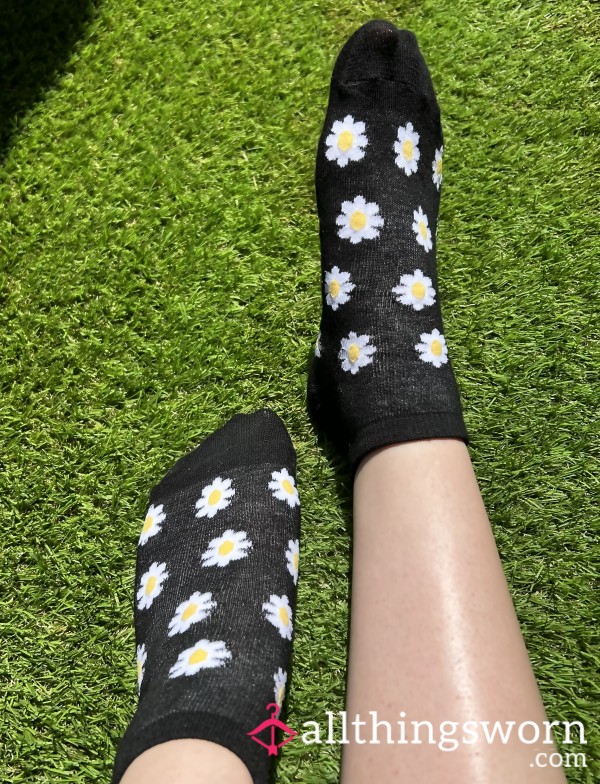 Black Daisy Pattern Ankle Socks