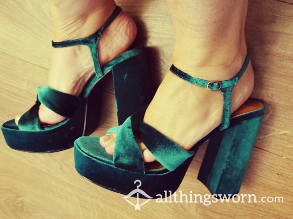 Well Worn Emerald Green Velvet  Soo S**y High Strappy Heels. 🔥🔥🔥£25