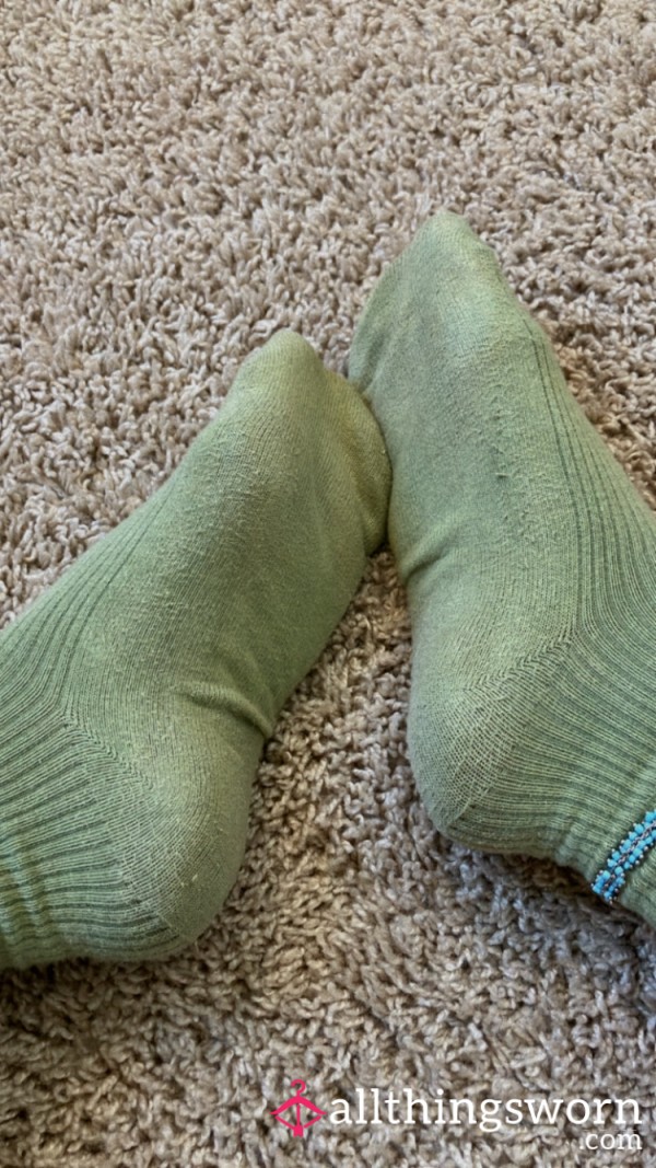 GREEN RUFFLED SOCKS