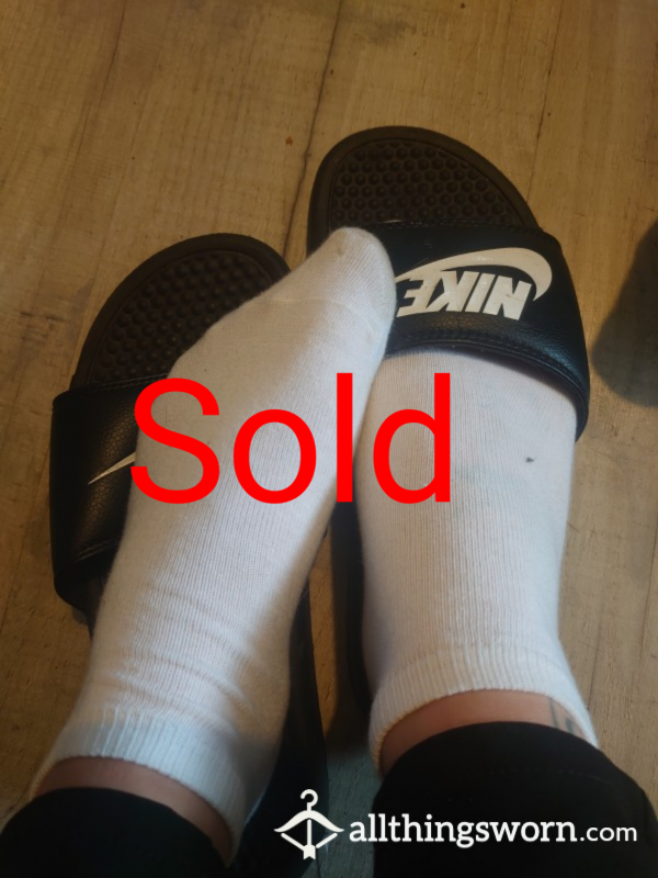 SOLD‼️ Nike Sliders