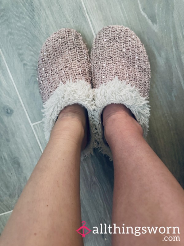 💖 Pre-Loved Pink Glitter Slippers – A Year Of Cozy Comfort! 💖