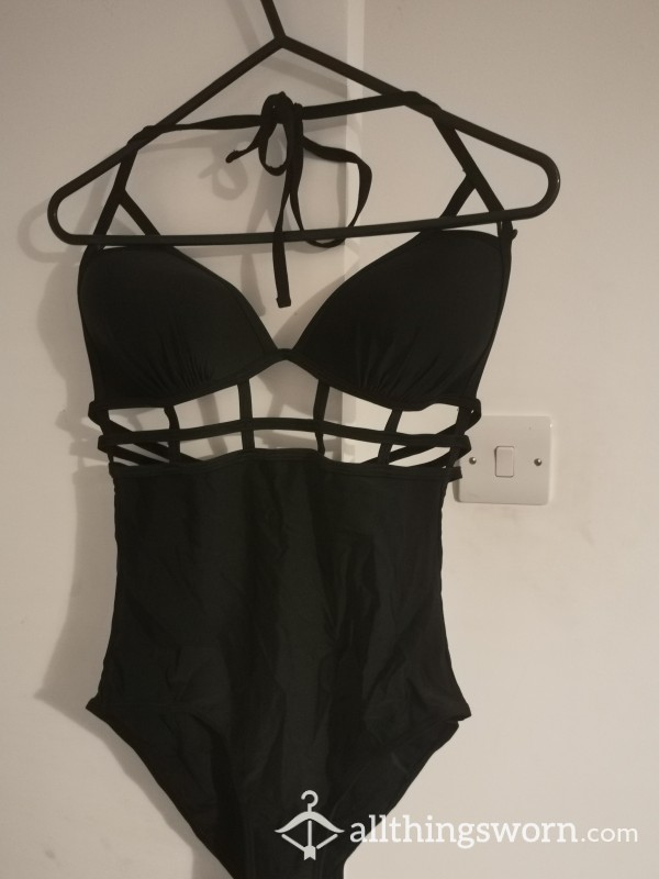 S**y Cut Out Swimsuit 👙🖤