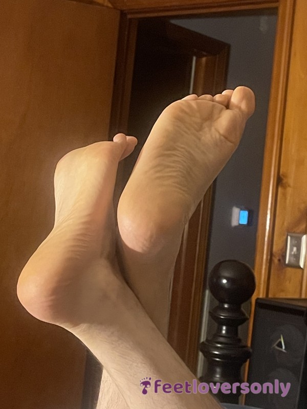 S**y Male Feet In Bed