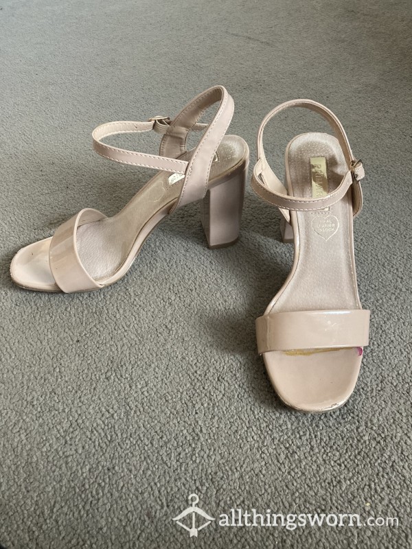 S**y Nude Patent Heels 🤩