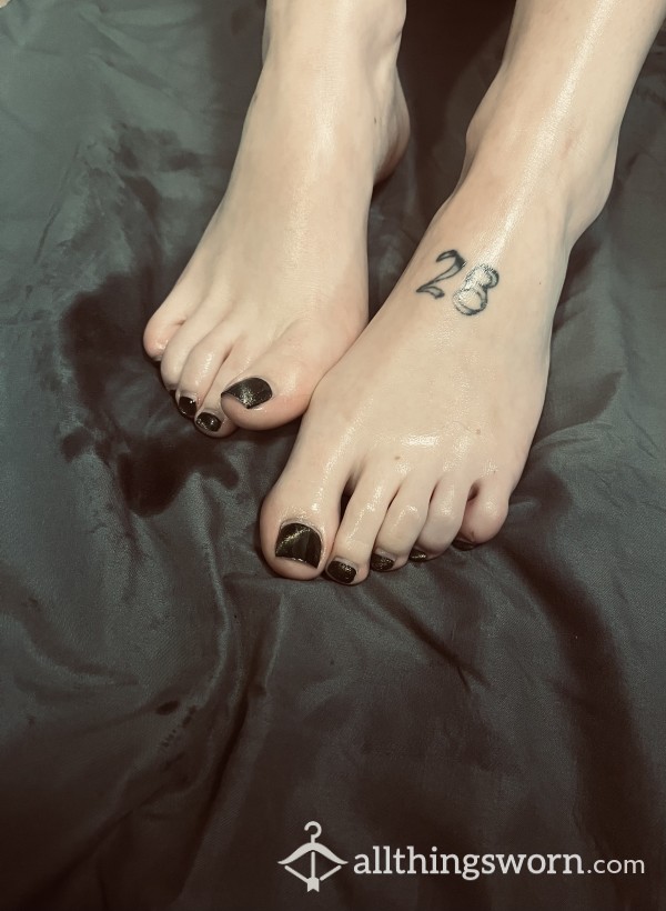 S**y Oiled Feet Videos/pictures