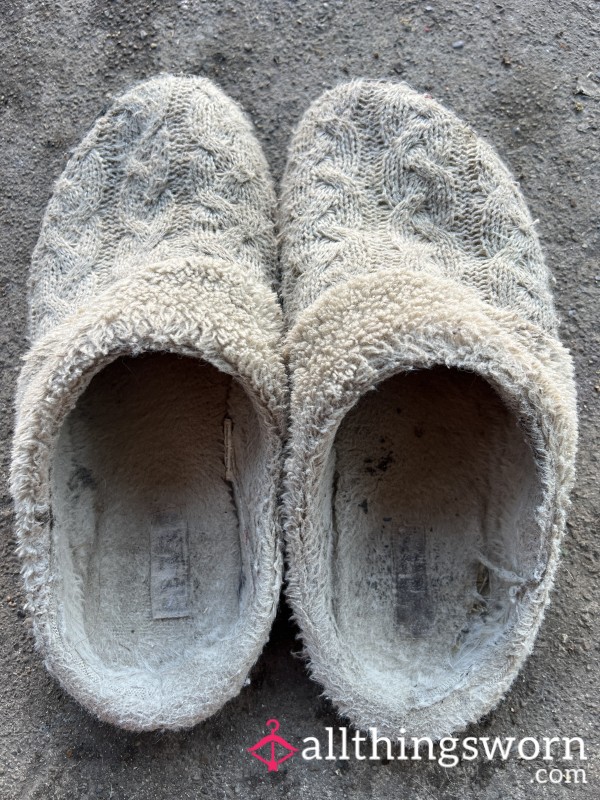 Slippers Very Worn And Dirty ,stinky Comes With Seven Day Wear