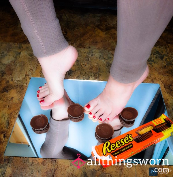 Squishing Reese's Yum 😋