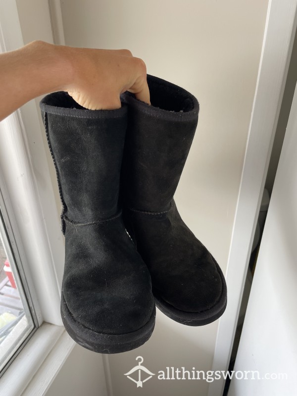 SUPER WORN BLACK UGG BOOTS