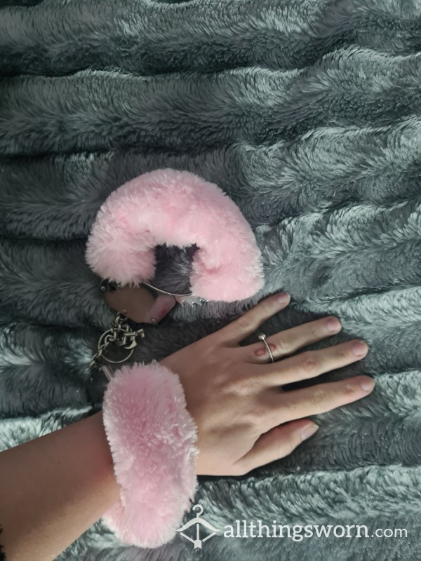 Traditional Fluffy Handcuffs & Free Photoset 💓