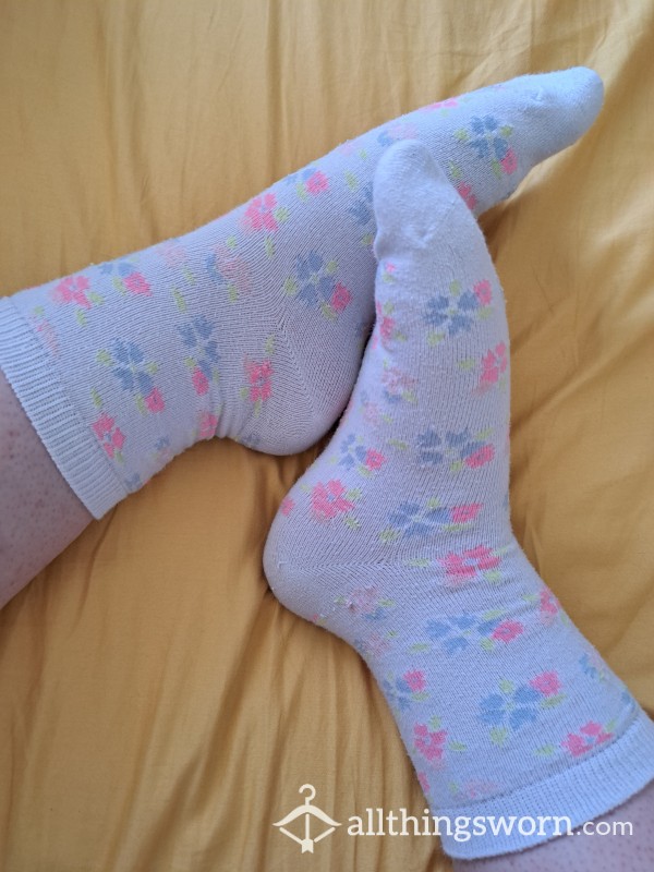 Well-worn Cute White Flor*l Cotton Socks