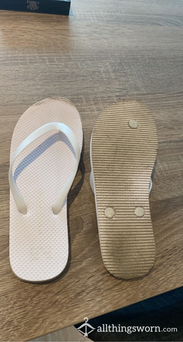 WELL WORN FLIP FLOPS - Size:5/6