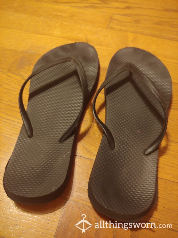 Worn Women's Size 11 Black Old Navy Flip Flops